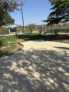 Photo de galerie - Réalisation de pose de bordure suivi d’une pose de cailloux, 020 calcaire compacté