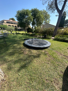 Photo de galerie - Pose d’un trampoline enterré dans un hôtel restaurant 4 étoiles:le vallons de valrugues