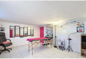 Photo de galerie - Salon privé tatouage en sous-sol refait du sol au plafond, avec pose de fibre et peinture sur l'ensemble de cette pièce de 20M2. 