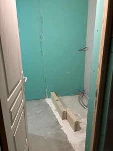 Photo de galerie - Construction d'un mur séparateur pour douche italienne 