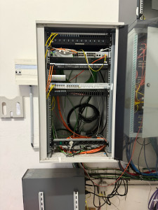 Photo de galerie - Installation d’une baie informatique avec pose d’un switch, un bandeau fibre, 