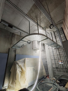 Photo de galerie - Pose chemin de câble et tube irl.