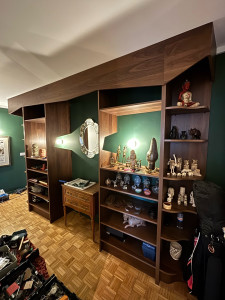 Photo de galerie - Fabrication et pose d’un agencement mural sur mesure avec bibliothèques et niches décoratives 