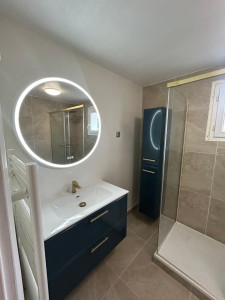 Photo de galerie - Salle de bain refaite entièrement, plomberie, électricité, carrelage, placo, montage de meuble et peinture 