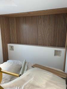 Photo de galerie - Construction tête de lit sur mesure avec niches de rangement