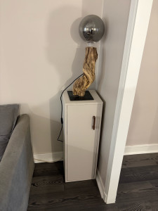 Photo de galerie - Création d’un meuble sur mesure et d’un luminaire 