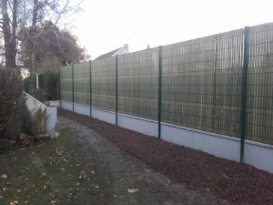 Photo de galerie - Pose de clôture rigide avec plaque béton et lame ocultant