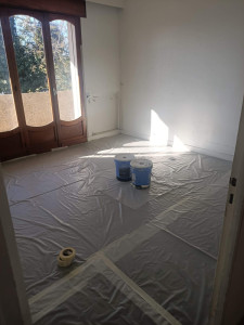 Photo de galerie - Travaux de peinture avec protections complètes : sols, murs, meubles. Travail propre, finitions soignées et chantier laissé impeccable.