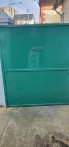 Photo de galerie - Mise en peinture d'une porte extérieure.