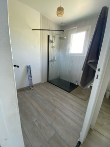 Photo de galerie - Restauration complète salle de bain, lissage mur à la place de faïence, pose receveur plat+paroi de douche, pose du parquet pvc, peinture, raccordement colonne de douche 