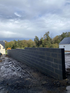 Photo de galerie - Réalisation d’un muret de clôture sur la commune de Plumelec