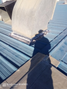 Photo de galerie - Installation étanche sur sortie d'aire cabine de peinture carrosserie 
Sur toiture bac acier 