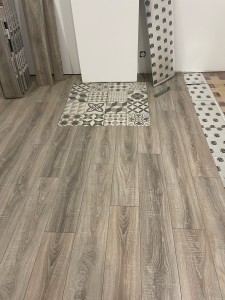 Photo de galerie - Pose de parquet avec sous couche et quart de rond + carrelage