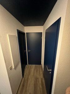 Photo de galerie - Sur cette réalisation, j’ai assuré la pose et le montage des portes, avec un ajustement précis et des finitions soignées pour un rendu élégant.