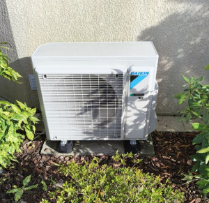 Photo de galerie - Pose et fixation d'un groupe extérieur de pompe à chaleur