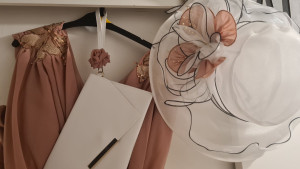 Photo de galerie - Ourlet d'une robe de cérémonie et customisation des accessoires (pochette et chapeau)