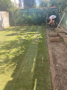 Photo de galerie - Pose de rouleaux de pelouse