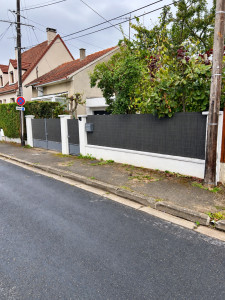 Photo de galerie - Installation d’un brise-vue avec découpes sur mesure et ajustements nécessaires pour une pose propre et régulière.