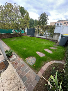 Photo de galerie - Pose de pavé et pas japonais , création de massifs avec pose d bordure en pierre et création du gazon 
