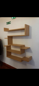 Photo de galerie - Bibliothèque réalisée en châtaigner, création et pose.