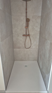 Photo de galerie - Installation d'un receveur de douche 130x100, ainsi qu'une colonne de douche thermostatique.