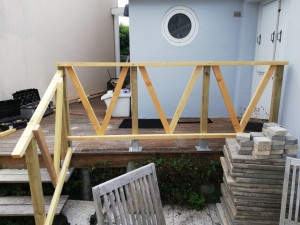 Photo de galerie - Création d'une rampe/balustrade bois (avant lasure) 