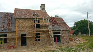 Photo de galerie - Pose ancienne tuille piquetage des joints en façade
