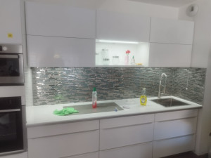 Photo de galerie - Pose de meubles haut avec LEDs intégrés et remplacement d'un plan de travail abîmé + évier.