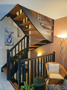 Photo de galerie - Préparation et peinture de l'ossature d'un escalier tournant de 2 niveaux. Les clients sont ravis du résultat. 