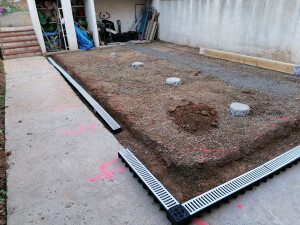 Photo de galerie - Création terrasse en béton fibré + pose regard avec caniveau pour évacuation pluvial et carrelage en finition 