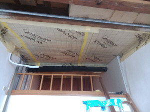 Photo de galerie - Chantier isolation plafond sous toiture avec des panneaux fibre de bois et pose de la membrane pare vapeur, pose des plaques de plâtre et les joints.