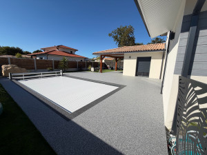 Photo de galerie - Moquette de pierre en gris claire avec margelle anthracite . 