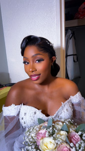 Photo de galerie - Pose frontale coiffure et maquillage mariage 