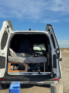 Photo de galerie - Aménagement d’un Kangoo et création de mobilier sur-mesure