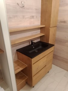 Photo de galerie - Montage et pose meuble vasque avec création d`étagères dans une salle de bains.