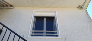 Photo de galerie - Pose de moustiquaire a recouper aux dimensions de l'emplacement. 