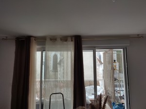 Photo de galerie - Pose d'une tringle à rideaux au plafond