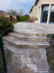 Photo de galerie - Dallage travertin gris et contremarche pierre 