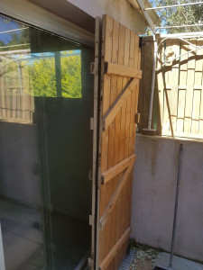 Photo de galerie - «  rénovation de volets et portes en bois, ajustement d'huisserie et travaux de menuiserie« Modification et adaptation de volet en bois découpe.


