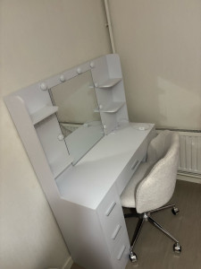 Photo de galerie - Montage une coiffeuse plus le chaise