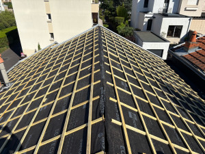 Photo de galerie - Je propose mes services pour la rénovation et réparation de toiture. Remplacement de tuiles, recherche et réparation de fuites, changement de voliges/liteaux, entretien et remise en état de votre toiture.