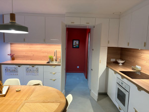 Photo de galerie - Porte dissimulé d’une cuisine sur mesure desservant salle de bain et wc 