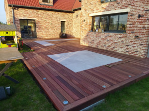 Photo de galerie - Terrasse de 125m2 mix carrelage sur plot et bois exotique 