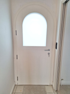 Photo de galerie - Porte d'entrée cintrée (intérieur)
(dépose totale de l'ancienne menuiserie) 