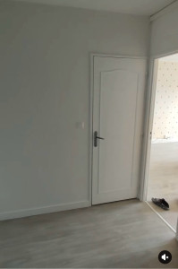 Photo de galerie - Pose de papier peint/ peinture sur les portes. 