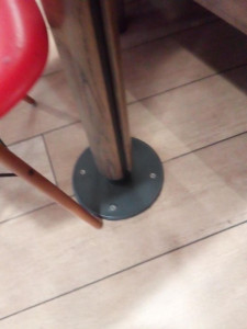 Photo de galerie - Fixation d'une table au sol
