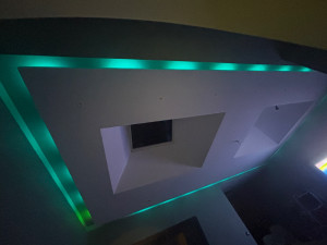 Photo de galerie - Bandeaux lumineux sur le pourtour du plafond avec puit de lumière 