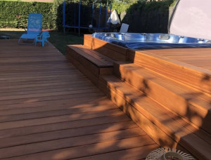 Photo de galerie - Pose terrasse autour d'un spa avec création d'un escalier et d'un banc coffre