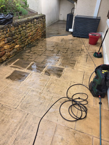 Photo de galerie - Nettoyage de terrasse a l'aide d’un karcher 