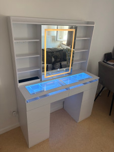 Photo de galerie - Montage coiffeuse miroir LED 
